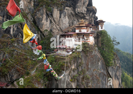 Tibetischen Buddhismus, Taktsang Palphug Kloster auf einem Felsen stehen, auch bekannt als The Tiger Nest in der Nähe von Paro, Himalaya, Bhutan Stockfoto