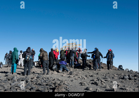 Bergsteigen, Massentourismus, viele Bergsteiger auf ein Zeichen auf dem Gipfel des Mount Kilimanjaro, Kibo, Uhuru Peak, 5895m Stockfoto