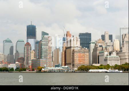 Metropole, Blick auf Hochhäuser und Skyline, Financial District, Battery Park, One World Trade Center im Bau Stockfoto