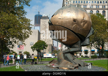 9 / 11 Memorial, "The Sphere" Bronze Skulptur beschädigt während der Angriffe des World Trade Centers, Battery Park, New York City Stockfoto
