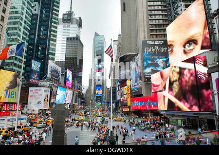 Metropole, Hochhäuser und hellen Neon Werbeschilder, Kreuzung von Broadway und 7th Avenue, Fußgängerzone Stockfoto