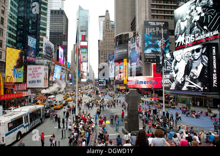 Metropole, Hochhäuser und hellen Werbedialogmaßnahmen Leuchtreklamen, Kreuzung von Broadway und 7th Avenue, Fußgängerzone Stockfoto