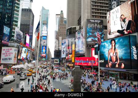 Metropole, Hochhäuser und hellen Werbedialogmaßnahmen Leuchtreklamen, Kreuzung von Broadway und 7th Avenue, Fußgängerzone Stockfoto