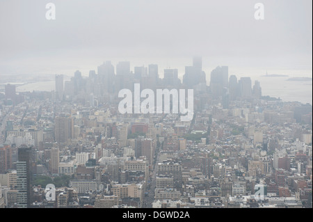 Metropolis, Häusermeer, Blick vom Empire State Building auf die Wolkenkratzer des Financial District im Nebel Stockfoto
