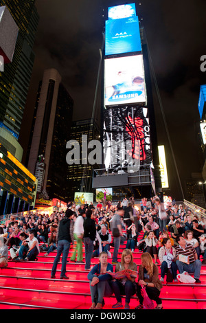 Viele Menschen auf der roten Treppe, TKTS, Broadway, Times Square Fußgängerzone, Midtown Manhattan, New York City, USA, Nordamerika Stockfoto