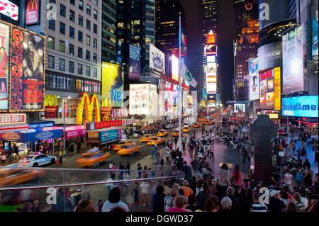 Viele Menschen, gelbe Taxis, bunte Leuchtreklamen, Kreuzung von Broadway und 7th Avenue, Times Square Fußgängerzone, Midtown Stockfoto