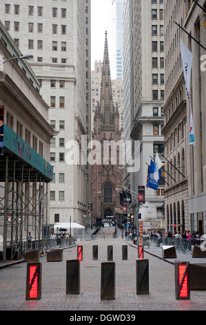 Straßensperre, Blick durch die blockierte Wall Street in Richtung Trinity Church, Financial District, Lower Manhattan, New York City, USA Stockfoto