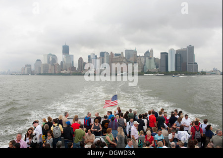 Blick vom Boot aus mit vielen Menschen über den Hudson River auf die Skyline und Wolkenkratzer, Financial District, Lower Manhattan Stockfoto
