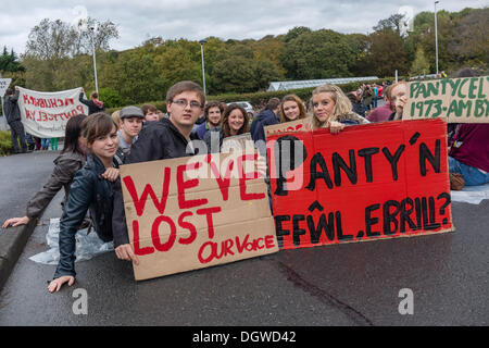 Aberystwyth, Wales, UK. 26. Oktober 2013.   Mehr als hundert Walisisch sprechende Studenten inszeniert einen Sit-Down Protest am Haupteingang an der Aberystwyth University, co-Incicde mit einem der wichtigsten open Days Institutionen.   Die Studenten protestieren gegen der Universität Pläne tho enge Pantycelyn Hall des Wohnsitzes, der einzige walisische Sprache Studentenwohnheim auf dem Campus gewidmet.   Bildnachweis: Keith Morris/Alamy Live-Nachrichten Stockfoto