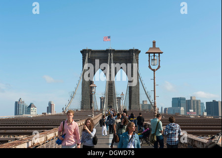 Fußgänger auf der Brooklyn Bridge, bridge Säule, New York City, USA, Nordamerika, Amerika Stockfoto