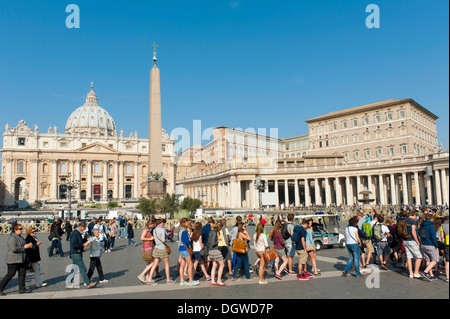 Römisch-katholische Kirche, viele Besucher, die in eine Warteschlange in der Petersplatz mit der Obelisk, Petersdom, Basilika Stockfoto