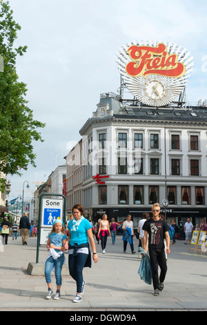 Menschen in der Fußgängerzone, Werbung für "Freia", Karl Johans Gate, Oslo, Norwegen, Skandinavien, Nordeuropa, Europa Stockfoto