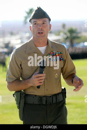 Oberst Jay M. Bargeron, befehlshabender Offizier, 7. Marineregiment, befasst sich mit die Masse nachdem er sein Kommando über das Regiment bei einem Befehl Zeremonie bei der Lance Cpl. Torrey L. Gray Memorial Field hier, 17. Oktober 2013. Bargeron, ein Eingeborener von Val Stockfoto