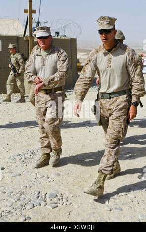US Marine Corps Generalmajor Walter L. Miller Jr., links, Kommandierender general des Regional Command (Südwesten) und Oberstleutnant Daniel