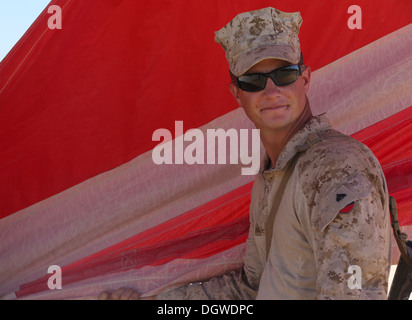 Ein US-Marine mit Charlie Kompanie, 1. Bataillon, 9. Marine Regiment, entlädt Lieferungen aus einem Konvoi im Patrol Base Boldak, Provinz Helmand, Afghanistan, 18. Oktober 2013. Der Konvoi wurde durchgeführt, um PB Boldak Nachschub. Stockfoto