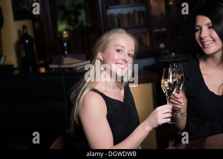 zwei schöne Frauen Freunde verbringen ihren Abend in einem eleganten Nachtclub Stockfoto