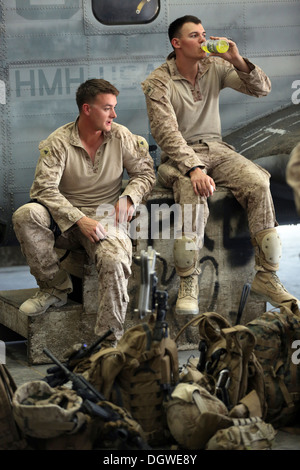 US-Marines mit Bravo Company, 1. Bataillon, 9. Marine Regiment, vorbereiten für eine Mission auf Camp Bastion, Afghanistan, 20. Oktober 2013. Die Mission wurde durchgeführt, um feindliche Betriebe in der Umgebung stören. Stockfoto