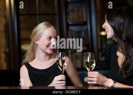 zwei schöne Frauen Freunde verbringen ihren Abend in einem eleganten Nachtclub Stockfoto