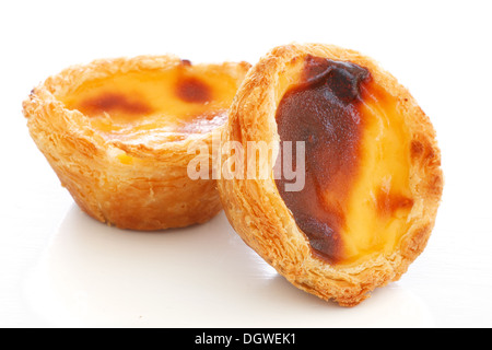 Typische portugiesische Pudding Kuchen ("Pastel de Nata" oder "Pastel de Belém"). Stockfoto
