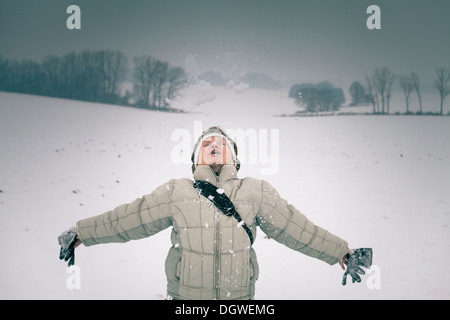 Ekstatische mittleren gealterten Frau Schnee im Winter zu genießen. Stockfoto