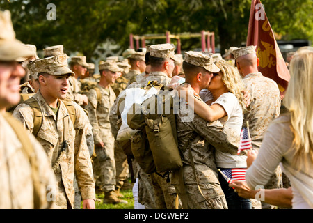 MARINE CORPS BASE CAMP LEJEUNE, N.C - Marines und Segler mit Fox Company, 2. Bataillon, 2. Marine Regiment, zurückkehren nach Hause Stockfoto