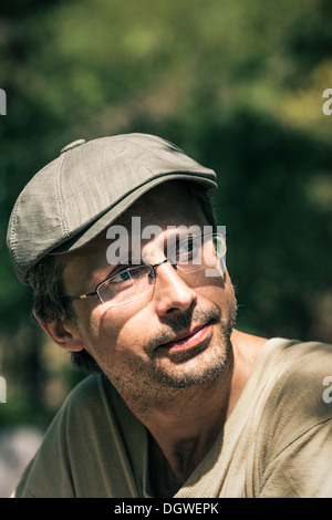 Nahaufnahme der Mitte im Alter von nachdenklicher Mann im Freien. Stockfoto