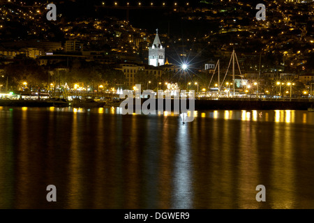 Nacht-Foto einer Stadt am Meer in Funchal, Madeira. Stockfoto