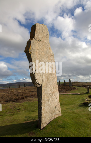 Inseln von Orkney, Schottland. Malerische Aussicht auf den Orkneys historische Ring of Brodgar, mit Loch Harray im fernen Hintergrund. Stockfoto