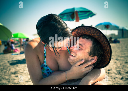 Glücklich Liebhaber sonnigen Tag am Strand zu genießen. Stockfoto