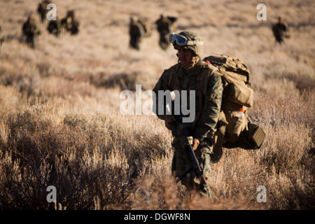 US-Marines vom 1. Bataillon, 5. Marine Regiment (1/5), 1st Marine Division aus Camp Pendleton, Kalifornien verschieben in eine Entnahmestelle im Marine Corps Mountain Warfare Training Center (MCMWTC) in Bridgeport Kalifornien während Berg Übung (MTNEX) 6: 1 Stockfoto