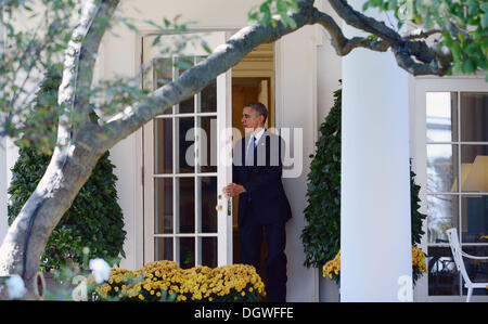 US-Präsident Barack Obama fährt das Oval Office des weißen Hauses in Washington, DC, Wege in Technologie Early College High School (P-TECH) besuchen in Brooklyn, New York auf Montag, 25. November 2013. Der Präsident soll auch Bemerkungen bei einem DCCC Event zu liefern und ein DNC-Veranstaltung vor der Rückkehr in das Weiße Haus am Abend. Bildnachweis: Olivier Douliery / Pool über CNP Stockfoto