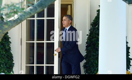 US-Präsident Barack Obama fährt das Oval Office des weißen Hauses in Washington, DC, Wege in Technologie Early College High School (P-TECH) besuchen in Brooklyn, New York auf Montag, 25. November 2013. Der Präsident soll auch Bemerkungen bei einem DCCC Event zu liefern und ein DNC-Veranstaltung vor der Rückkehr in das Weiße Haus am Abend. Bildnachweis: Olivier Douliery / Pool über CNP Stockfoto