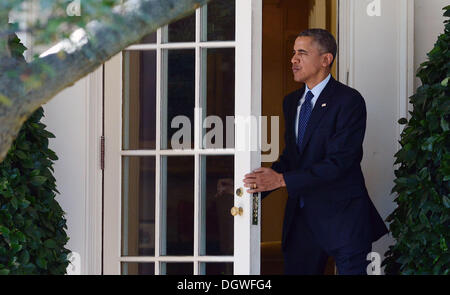 US-Präsident Barack Obama fährt das Oval Office des weißen Hauses in Washington, DC, Wege in Technologie Early College High School (P-TECH) besuchen in Brooklyn, New York auf Montag, 25. November 2013. Der Präsident soll auch Bemerkungen bei einem DCCC Event zu liefern und ein DNC-Veranstaltung vor der Rückkehr in das Weiße Haus am Abend. Bildnachweis: Olivier Douliery / Pool über CNP Stockfoto