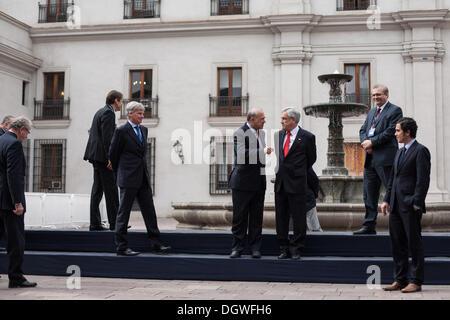 Santiago Del Chile, Chile. 24. Oktober 2013. Der Generalsekretär der OECD, ÃƒÂ Ngel GurrÃƒÂa und der Präsident von Chile, SebastiÃƒÂ¡n PiÃƒÂ±era, bei der Eröffnungsfeier des OECD-Netzwerks hoher Beamter aus Zentren der Regierung, im Palacio La Moneda in Santiago de Chile. © David Von Blohn/NurPhoto/ZUMAPRESS.com/Alamy Live-Nachrichten Stockfoto
