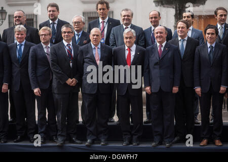 Santiago Del Chile, Chile. 24. Oktober 2013. Der Generalsekretär der OECD, ÃƒÂ Ngel GurrÃƒÂa und der Präsident von Chile, SebastiÃƒÂ¡n PiÃƒÂ±era, bei der Eröffnungsfeier des OECD-Netzwerks hoher Beamter aus Zentren der Regierung, im Palacio La Moneda in Santiago de Chile. © David Von Blohn/NurPhoto/ZUMAPRESS.com/Alamy Live-Nachrichten Stockfoto