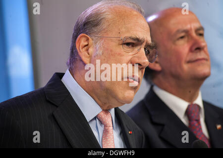 Santiago Del Chile, Chile. 24. Oktober 2013. Der Minister-Generalsekretär der Präsidentschaft von Chile, CristiÃƒÂ¡n Larroulet, und der Generalsekretär der OECD, ÃƒÂ Ngel GurrÃƒÂa, geben eine Pressekonferenz am Palacio La Moneda in Santiago de Chile. © David Von Blohn/NurPhoto/ZUMAPRESS.com/Alamy Live-Nachrichten Stockfoto