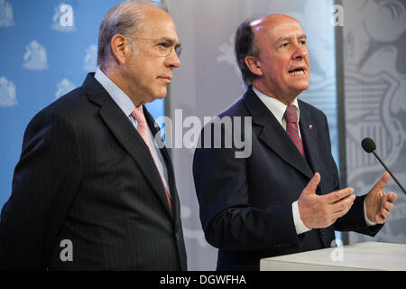 Santiago Del Chile, Chile. 24. Oktober 2013. Der Minister-Generalsekretär der Präsidentschaft von Chile, CristiÃƒÂ¡n Larroulet, und der Generalsekretär der OECD, ÃƒÂ Ngel GurrÃƒÂa, geben eine Pressekonferenz am Palacio La Moneda in Santiago de Chile. © David Von Blohn/NurPhoto/ZUMAPRESS.com/Alamy Live-Nachrichten Stockfoto
