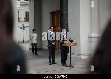 Santiago Del Chile, Chile. 24. Oktober 2013. Der Präsident von Chile, SebastiÃƒÂ¡n PiÃƒÂ±era, Ministerium für Arbeit und soziale Prognose, Juan Carlos Jobet, geben eine Pressekonferenz im Palacio La Moneda, die Beschäftigungssituation in Chile.Photo Stellung zu nehmen: David von Blohn/NurPhoto © David Von Blohn/NurPhoto/ZUMAPRESS.com/Alamy Live News Stockfoto