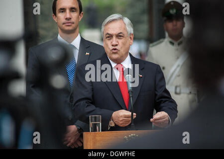 Santiago Del Chile, Chile. 24. Oktober 2013. Der Präsident von Chile, SebastiÃƒÂ¡n PiÃƒÂ±era, Ministerium für Arbeit und soziale Prognose, Juan Carlos Jobet, geben eine Pressekonferenz im Palacio La Moneda, die Beschäftigungssituation in Chile.Photo Stellung zu nehmen: David von Blohn/NurPhoto © David Von Blohn/NurPhoto/ZUMAPRESS.com/Alamy Live News Stockfoto