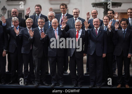 Santiago Del Chile, Chile. 24. Oktober 2013. Der Generalsekretär der OECD, ÃƒÂ Ngel GurrÃƒÂa und der Präsident von Chile, SebastiÃƒÂ¡n PiÃƒÂ±era, bei der Eröffnungsfeier des OECD-Netzwerks hoher Beamter aus Zentren der Regierung, im Palacio La Moneda in Santiago de Chile. © David Von Blohn/NurPhoto/ZUMAPRESS.com/Alamy Live-Nachrichten Stockfoto