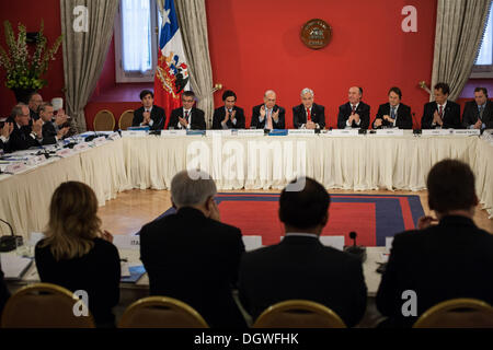 Santiago Del Chile, Chile. 24. Oktober 2013. Der Generalsekretär der OECD, ÃƒÂ Ngel GurrÃƒÂa und der Präsident von Chile, SebastiÃƒÂ¡n PiÃƒÂ±era, liefern die Eröffnung Adressen bei einem Treffen des Netzwerks OECD hoher Beamter aus Zentren der Regierung, im Palacio La Moneda in Santiago de Chile. © David Von Blohn/NurPhoto/ZUMAPRESS.com/Alamy Live-Nachrichten Stockfoto