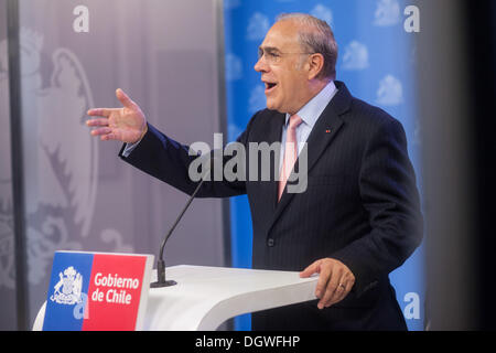 Santiago Del Chile, Chile. 24. Oktober 2013. Der Minister-Generalsekretär der Präsidentschaft von Chile, CristiÃƒÂ¡n Larroulet, und der Generalsekretär der OECD, ÃƒÂ Ngel GurrÃƒÂa, geben eine Pressekonferenz am Palacio La Moneda in Santiago de Chile. © David Von Blohn/NurPhoto/ZUMAPRESS.com/Alamy Live-Nachrichten Stockfoto