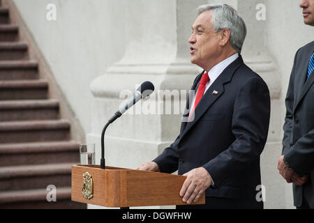 Santiago Del Chile, Chile. 24. Oktober 2013. Der Präsident von Chile, SebastiÃƒÂ¡n PiÃƒÂ±era, Ministerium für Arbeit und soziale Prognose, Juan Carlos Jobet, geben eine Pressekonferenz im Palacio La Moneda, die Beschäftigungssituation in Chile.Photo Stellung zu nehmen: David von Blohn/NurPhoto © David Von Blohn/NurPhoto/ZUMAPRESS.com/Alamy Live News Stockfoto