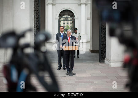 Santiago Del Chile, Chile. 24. Oktober 2013. Der Präsident von Chile, SebastiÃƒÂ¡n PiÃƒÂ±era, Ministerium für Arbeit und soziale Prognose, Juan Carlos Jobet, geben eine Pressekonferenz im Palacio La Moneda, die Beschäftigungssituation in Chile.Photo Stellung zu nehmen: David von Blohn/NurPhoto © David Von Blohn/NurPhoto/ZUMAPRESS.com/Alamy Live News Stockfoto