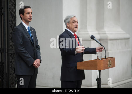 Santiago Del Chile, Chile. 24. Oktober 2013. Der Präsident von Chile, SebastiÃƒÂ¡n PiÃƒÂ±era, Ministerium für Arbeit und soziale Prognose, Juan Carlos Jobet, geben eine Pressekonferenz im Palacio La Moneda, die Beschäftigungssituation in Chile.Photo Stellung zu nehmen: David von Blohn/NurPhoto © David Von Blohn/NurPhoto/ZUMAPRESS.com/Alamy Live News Stockfoto