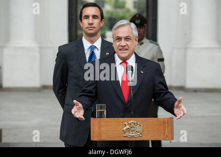 Santiago Del Chile, Chile. 24. Oktober 2013. Der Präsident von Chile, SebastiÃƒÂ¡n PiÃƒÂ±era, Ministerium für Arbeit und soziale Prognose, Juan Carlos Jobet, geben eine Pressekonferenz im Palacio La Moneda, die Beschäftigungssituation in Chile.Photo Stellung zu nehmen: David von Blohn/NurPhoto © David Von Blohn/NurPhoto/ZUMAPRESS.com/Alamy Live News Stockfoto