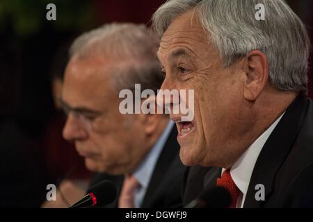 Santiago Del Chile, Chile. 24. Oktober 2013. Der Generalsekretär der OECD, ÃƒÆ 'Ã' Â Ngel GurrÃƒÆ 'Ã' Âa und der Präsident von Chile, SebastiÃƒÆ 'Ã' Â¡n PiÃƒÆ 'Ã' Â±era liefern die Eröffnung Adressen bei einem Treffen der OECD-Netzes von hoher Beamter aus Centres of Government, der Palacio La Moneda in Santiago de Chile. © David Von Blohn/NurPhoto/ZUMAPRESS.com/Alamy Live-Nachrichten Stockfoto