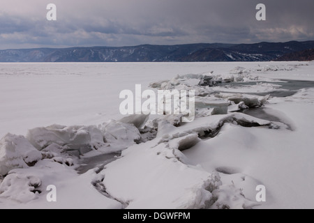 Gestoßenem Eis am Ufer des Baikalsees Stockfoto