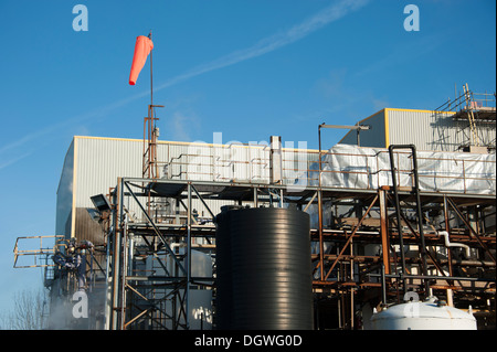 Windsack am Dach der chemischen Fabrik Wolkenbruch Stockfoto