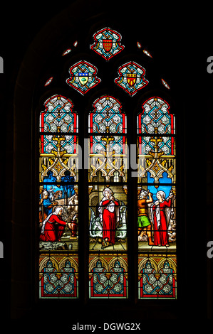 Eine bunte Kirchenfenster in der Bretagne, Frankreich Stockfoto